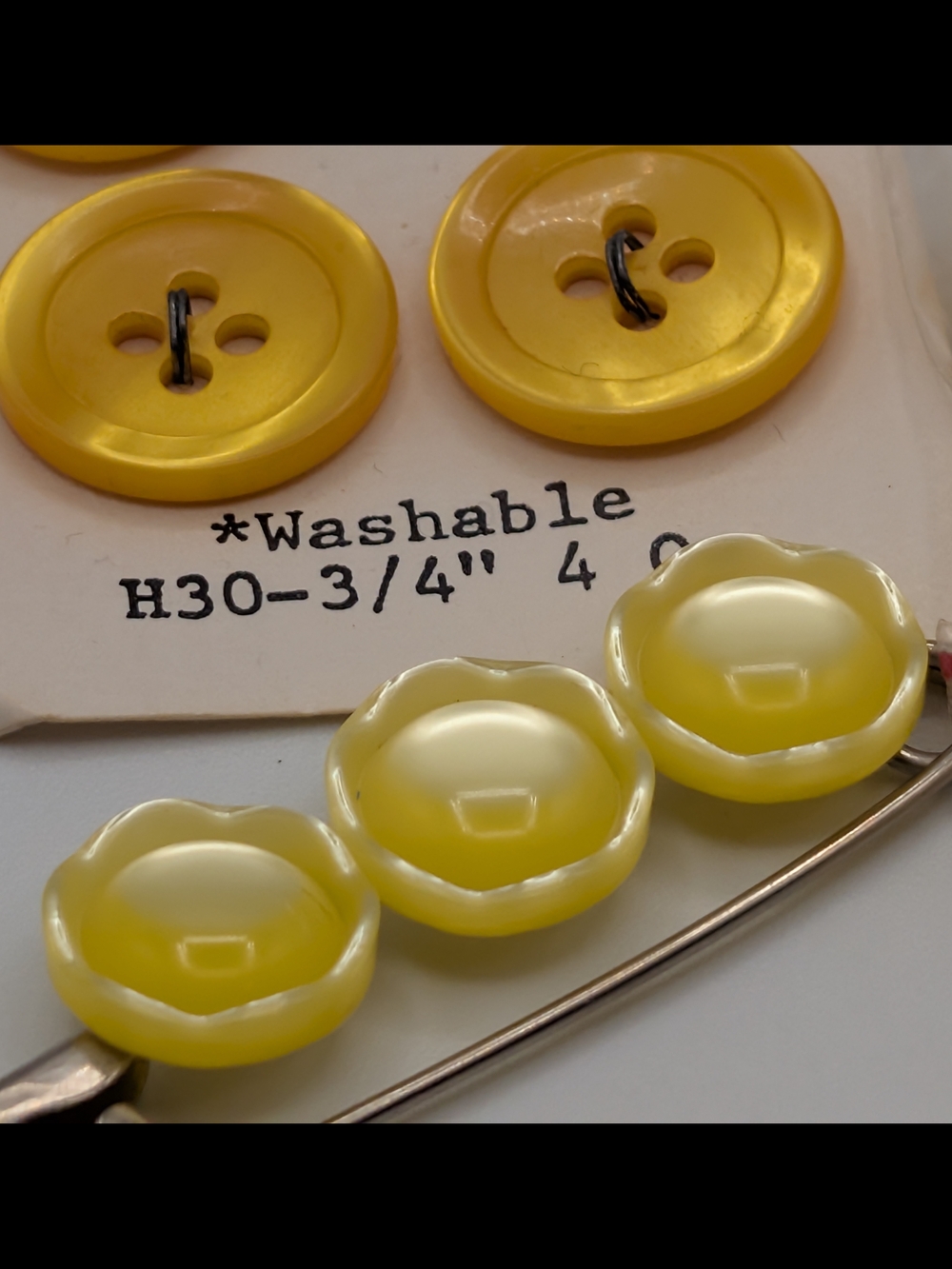 Set Assorted Yellow Vintage Buttons - Picture 4 of 5